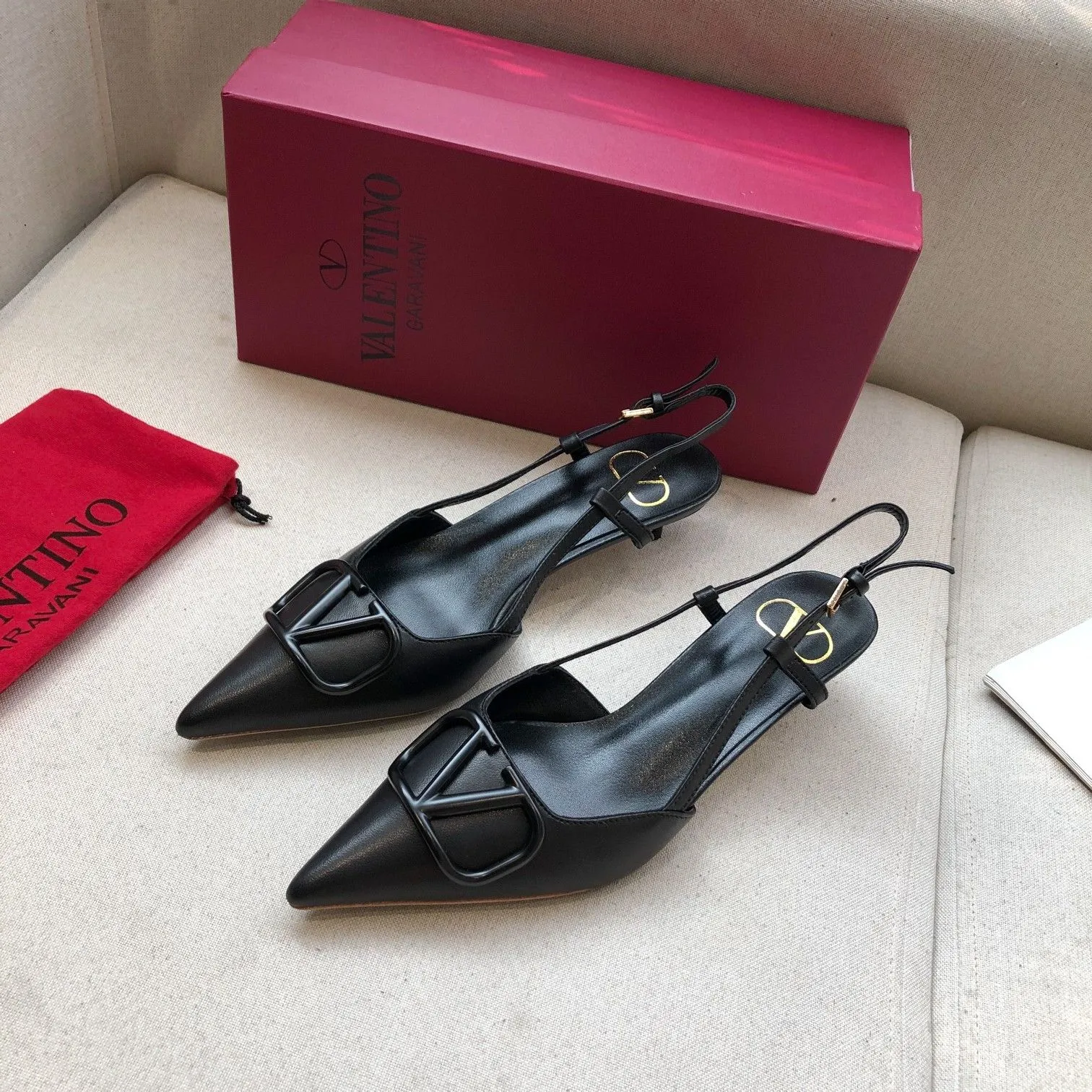 👟👟Ex-factory price 520👟👟 🆕Valentino. Valentino big v buckle shoes ㊙️Latest series in the counter, authentic version, perfect details It does not grind or tire your feet. It is a walking artifact. The last shape is completely compared to the counters. The details are perfect. Without the original version, it cannot be made so exquisite. Exclusive molded brass color. The highest version on the market. Fabric: imported sheepskin, lining and foot pads are all sheepskin. Color: 6 colors optional. Number of yards (34 to 41) 42 customized, non-refundable and non-exchangeable. Heel height: 4CM
